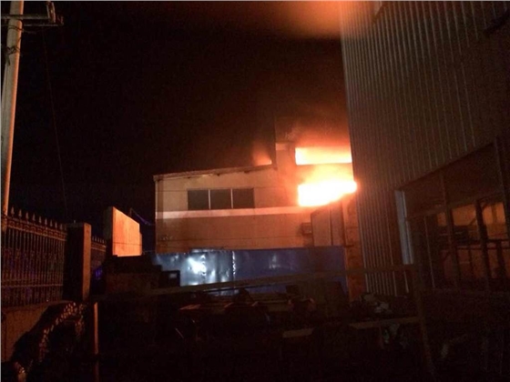 软包装厂着火了